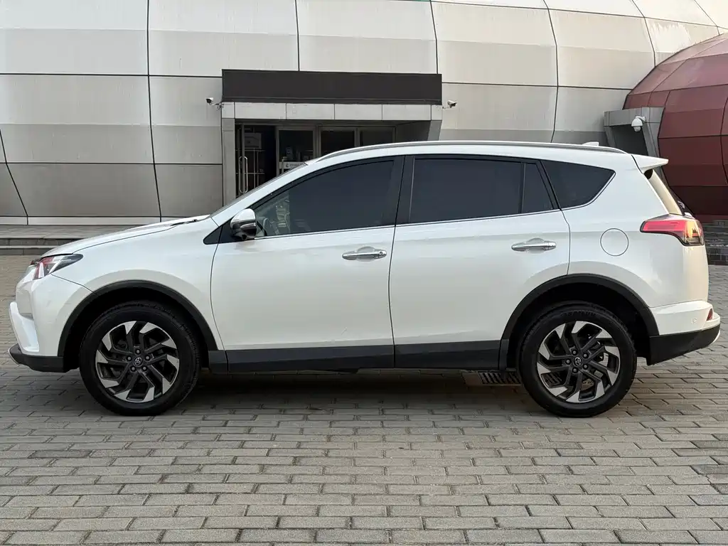 Toyota RAV4 — миниатюра 7
