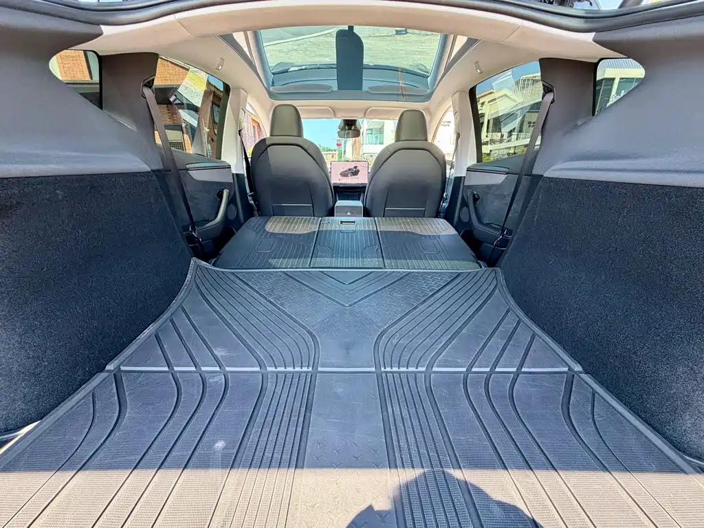 Tesla Model Y — миниатюра 17