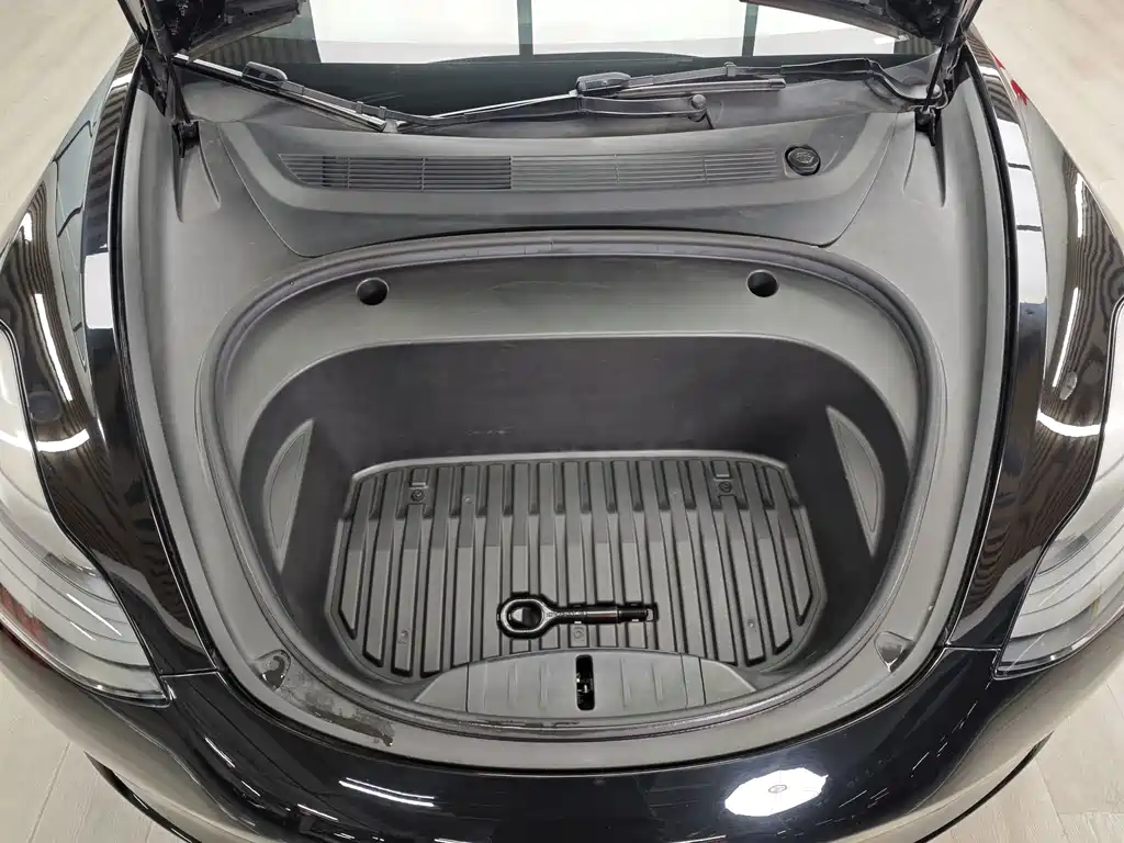Tesla Model 3 — миниатюра 7