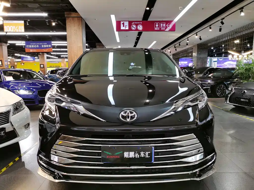 Toyota Sienna — миниатюра 2