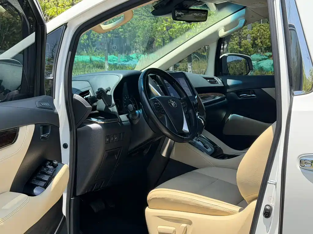Toyota Alphard — миниатюра 5