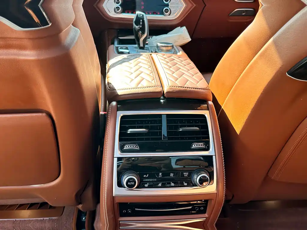 BMW 7 Series — миниатюра 10
