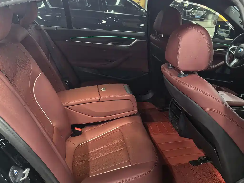 BMW 5 Series — миниатюра 6