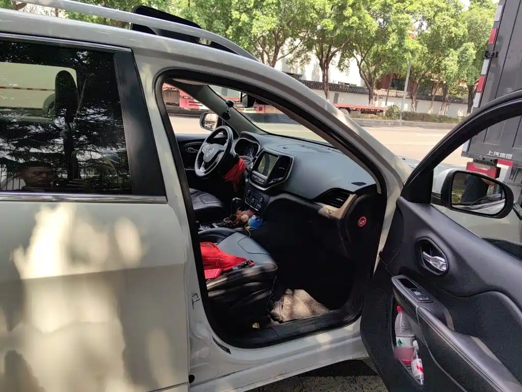 Jeep Cherokee (Import) — миниатюра 17