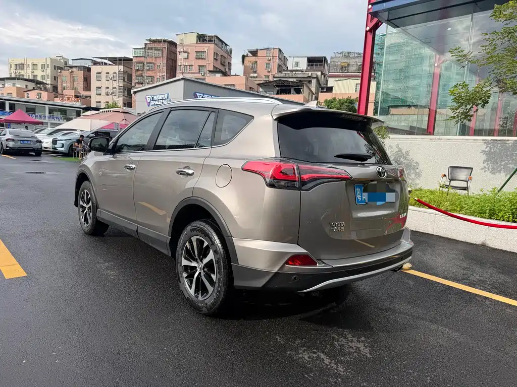 Toyota RAV4 — миниатюра 4