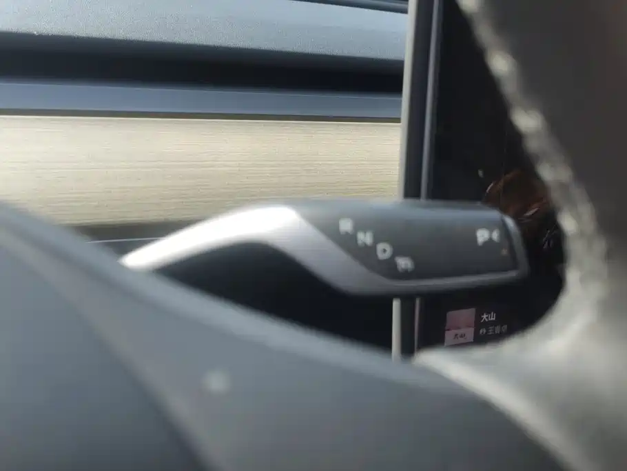 Tesla Model Y — миниатюра 16