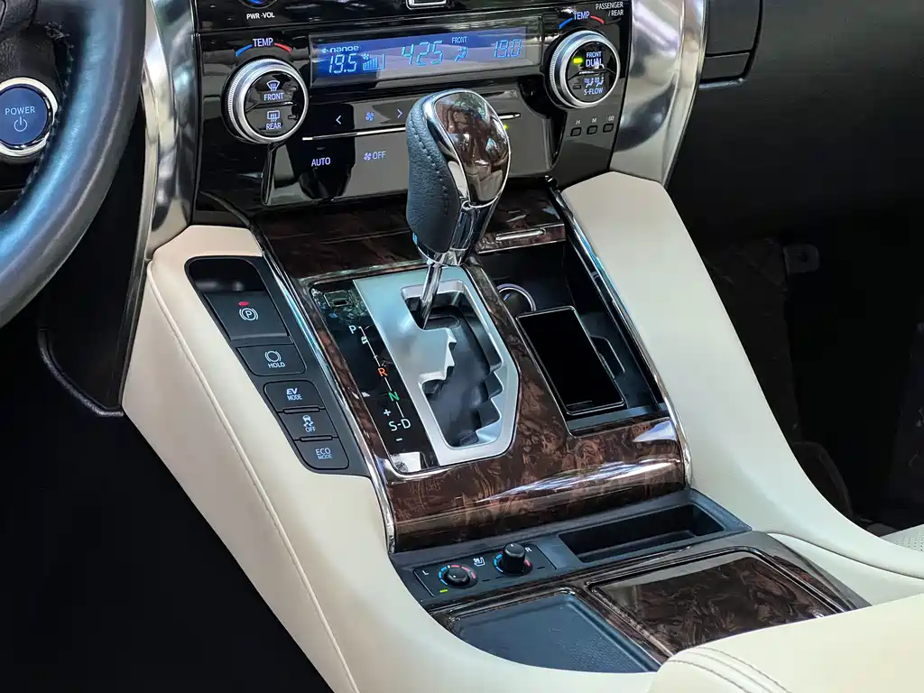 Toyota Alphard — миниатюра 15