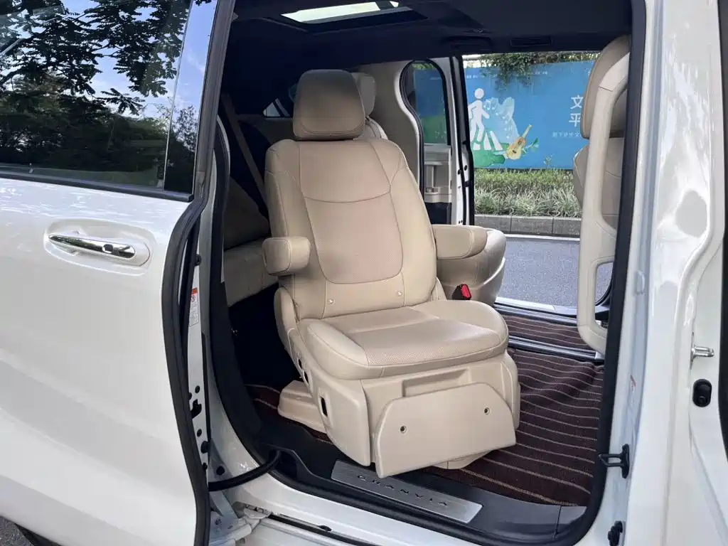 Toyota Granvia — миниатюра 3