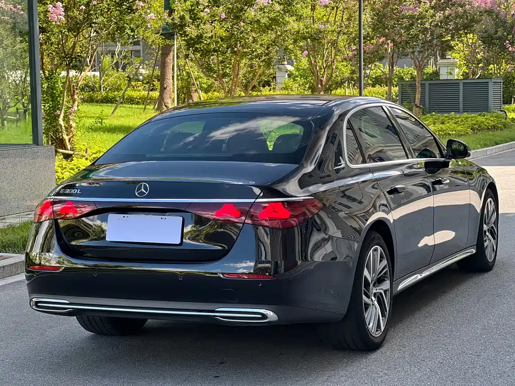 Mercedes-Benz E-Class — миниатюра 6