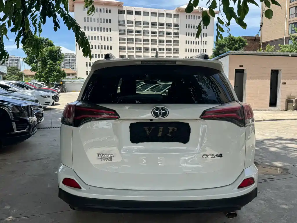 Toyota RAV4 — миниатюра 8