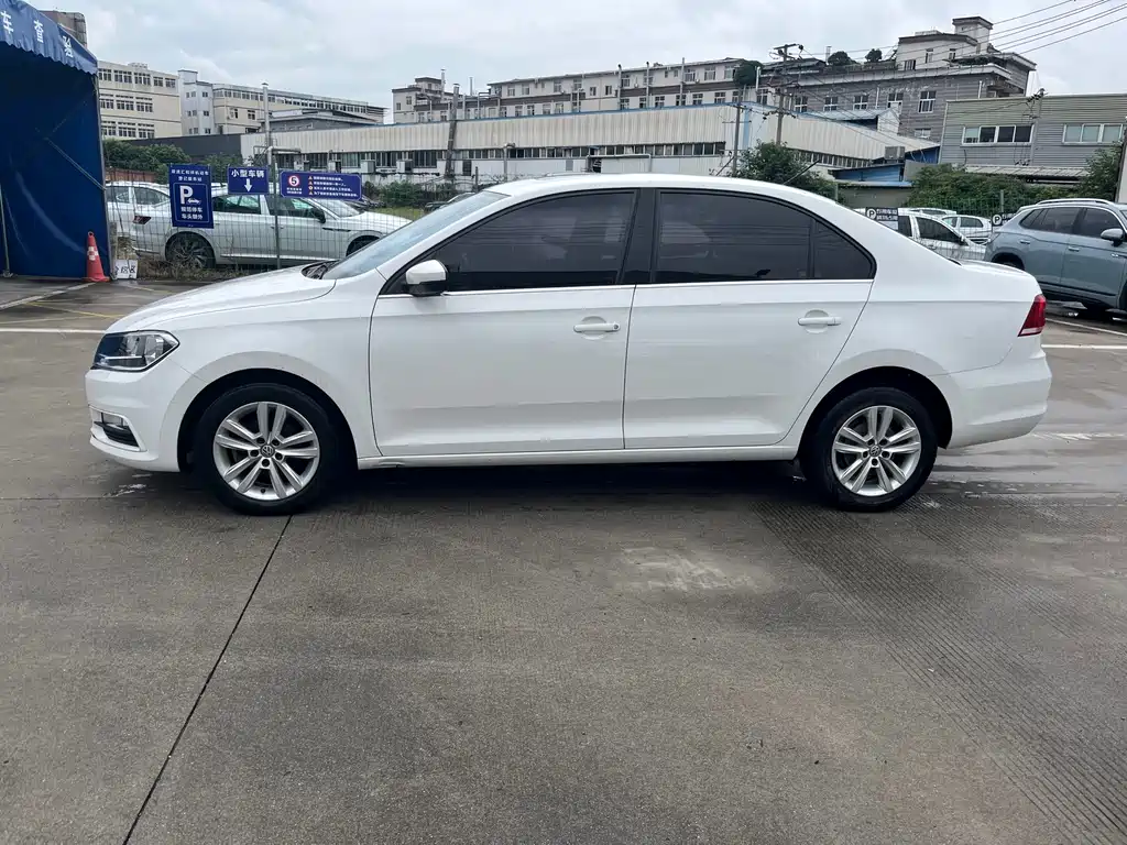 Volkswagen Santana — миниатюра 2