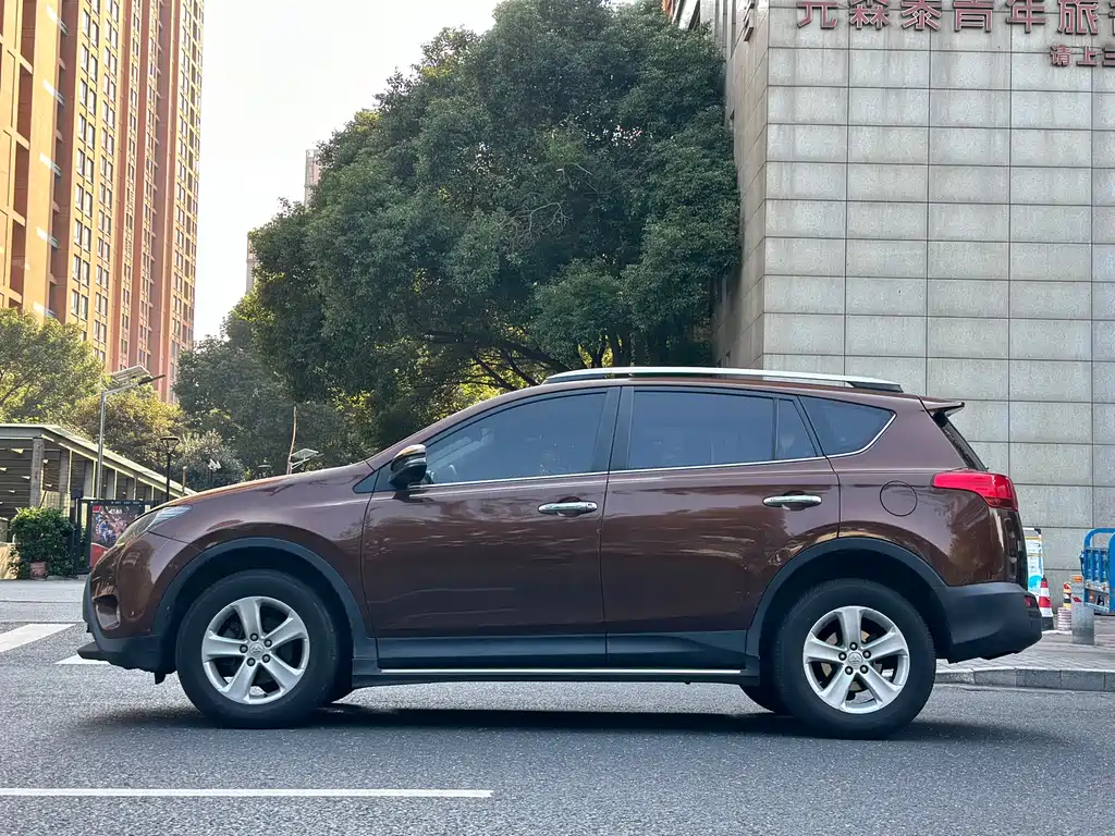 Toyota RAV4 — миниатюра 10