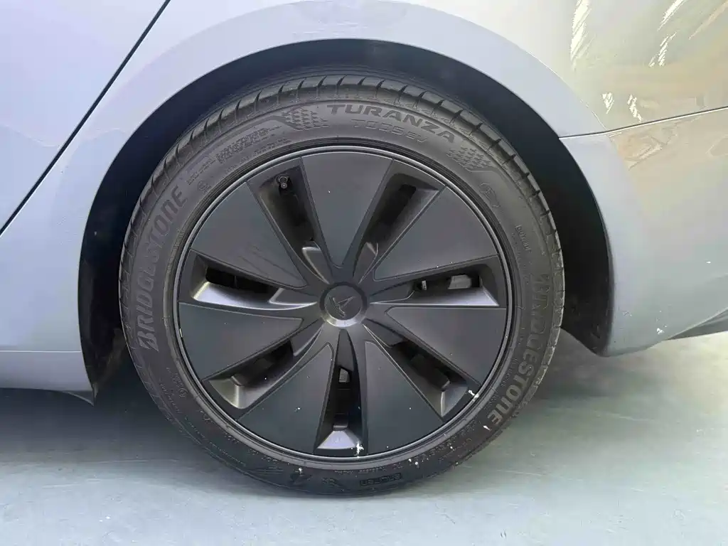 Tesla Model 3 — миниатюра 7