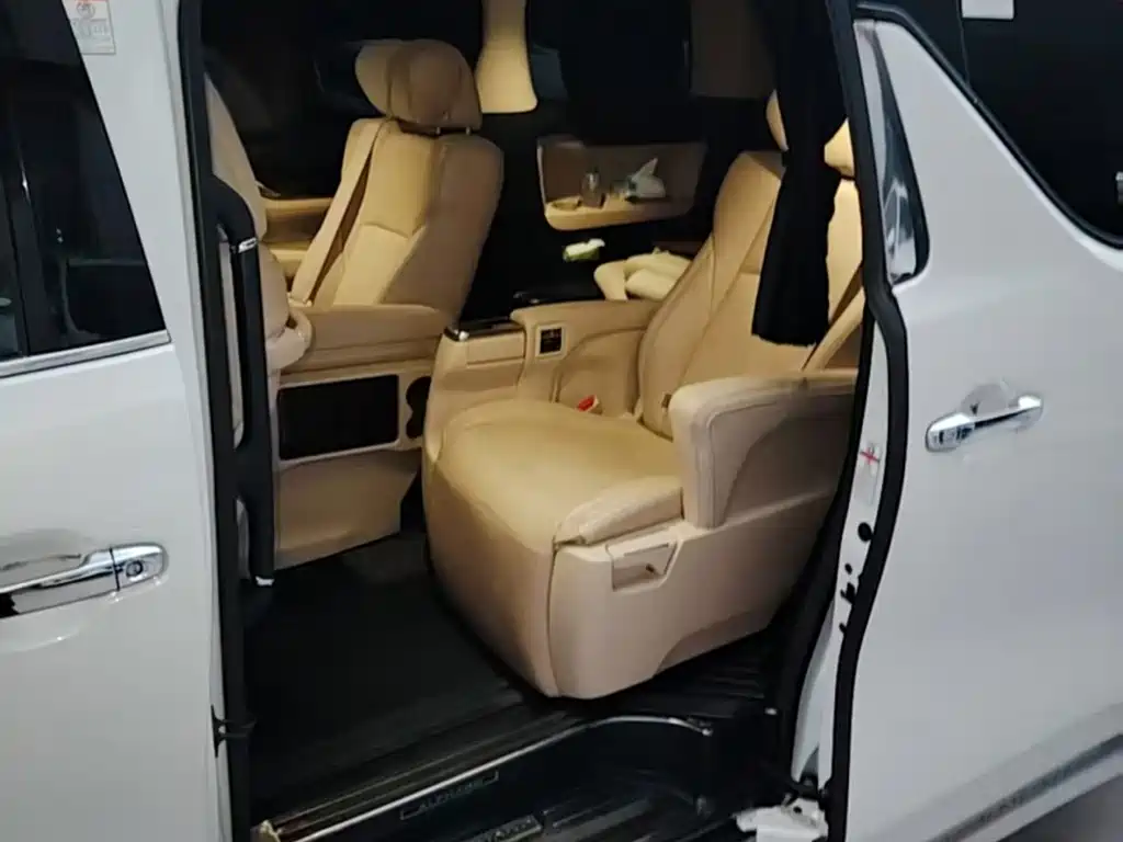 Toyota Alphard — миниатюра 5