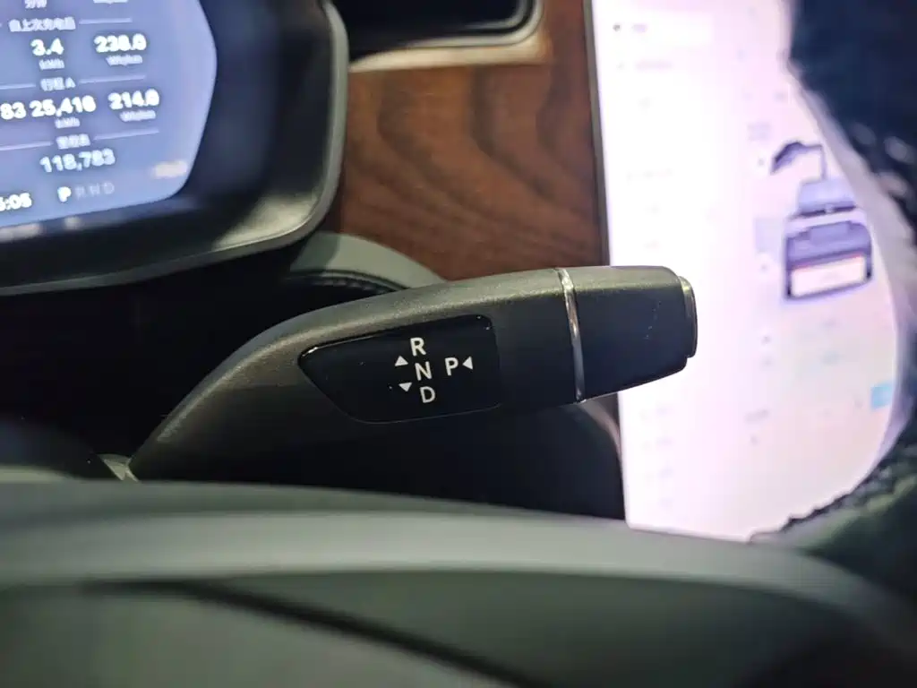 Tesla Model X — миниатюра 14