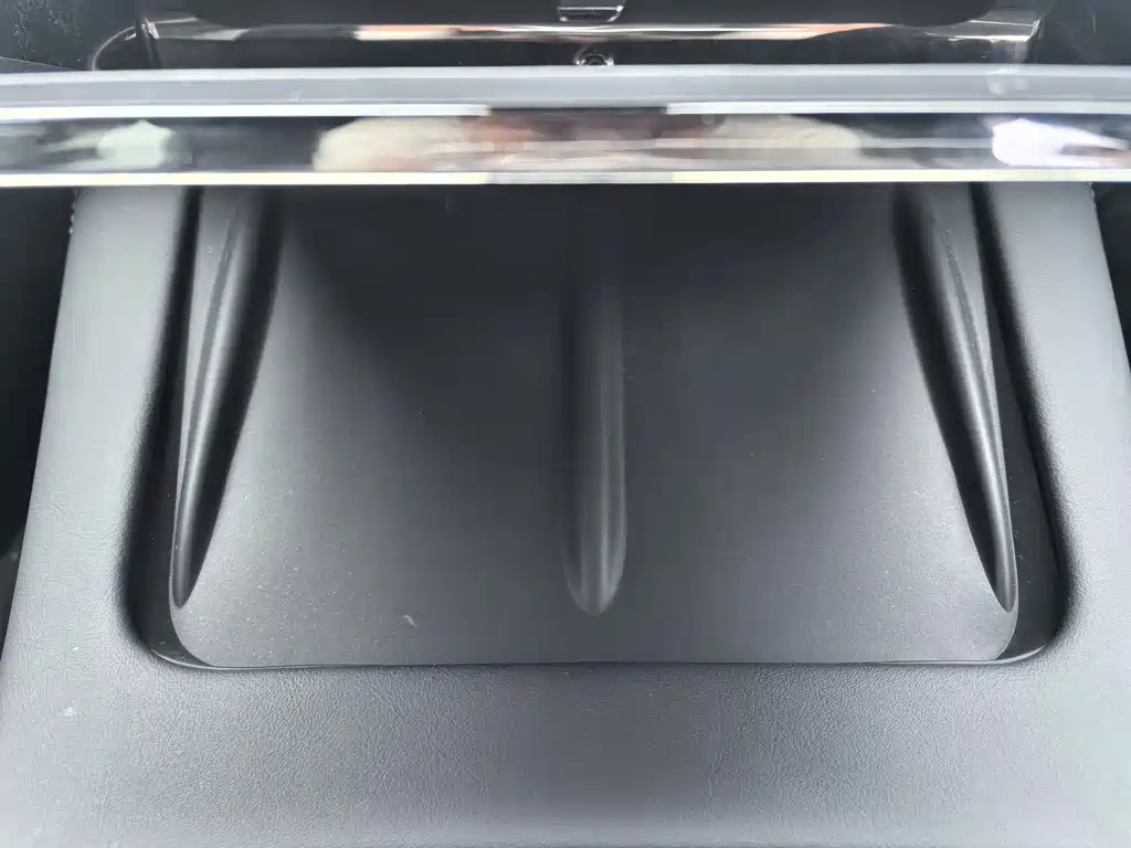 Tesla Model Y — миниатюра 21