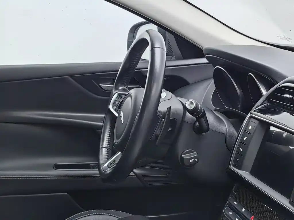 Jaguar XE — миниатюра 22
