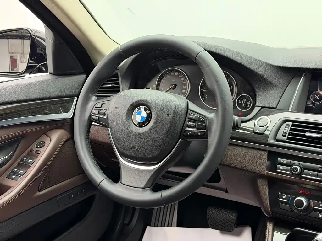 BMW 5 Series — миниатюра 9
