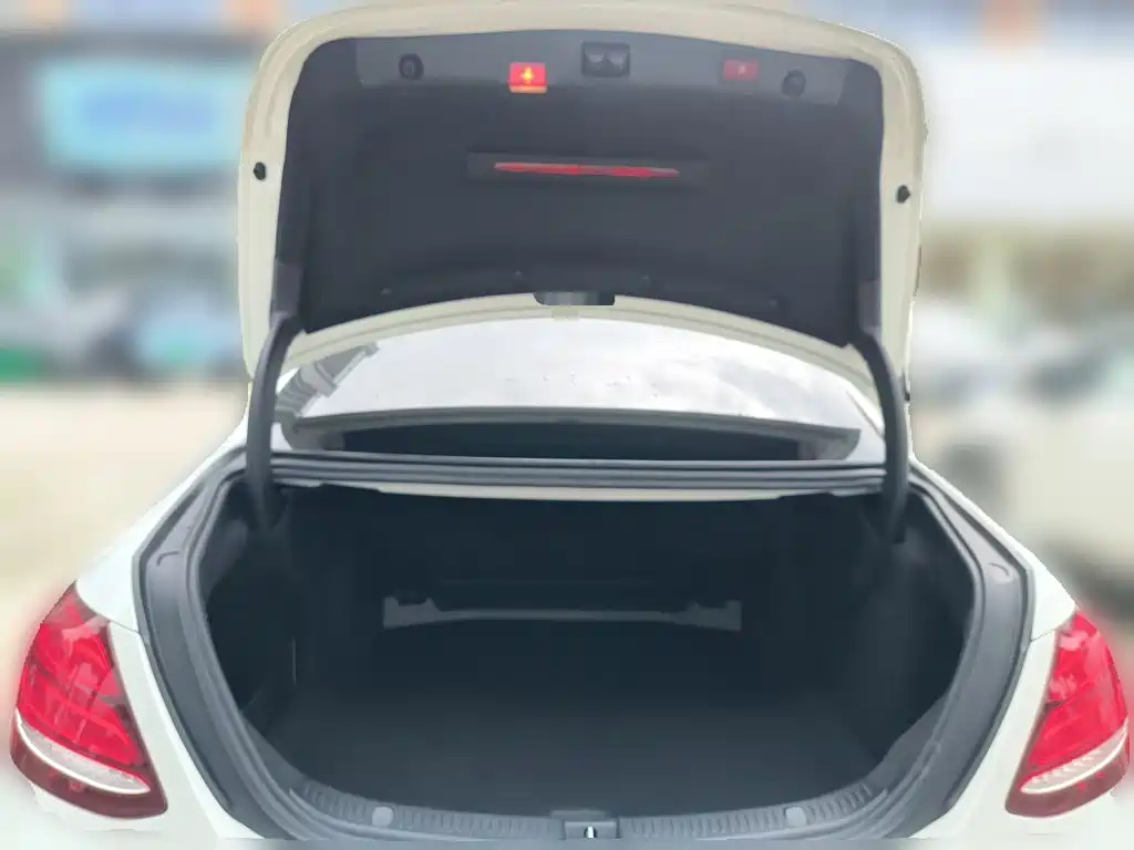 Mercedes-Benz E-Class — миниатюра 10