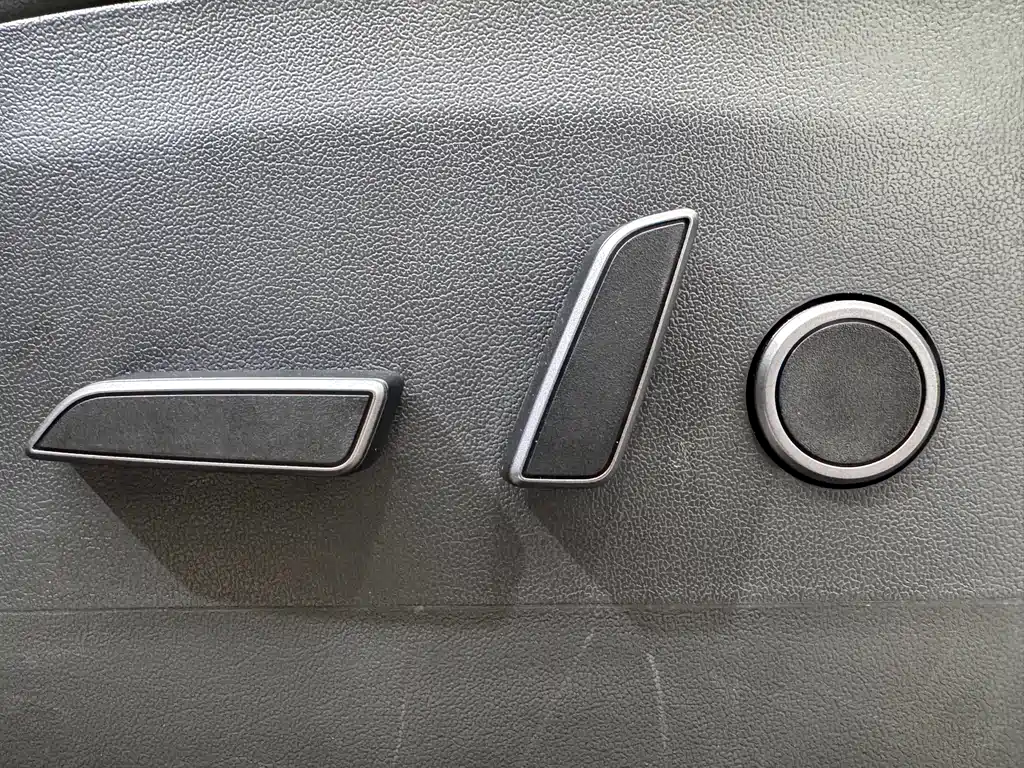 Tesla Model Y — миниатюра 17