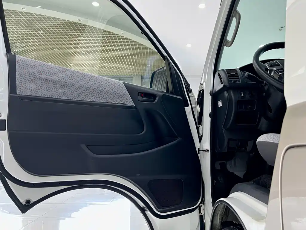 Toyota Hiace — миниатюра 16