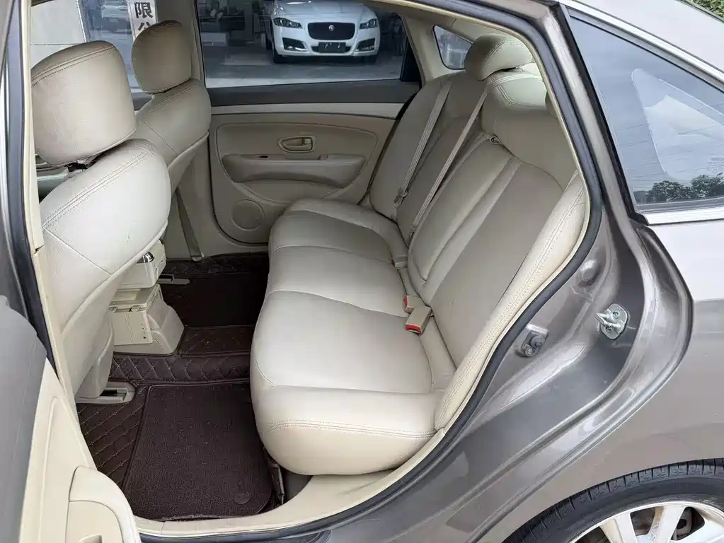 Nissan Sylphy 2016 1.6XE MT Lead
