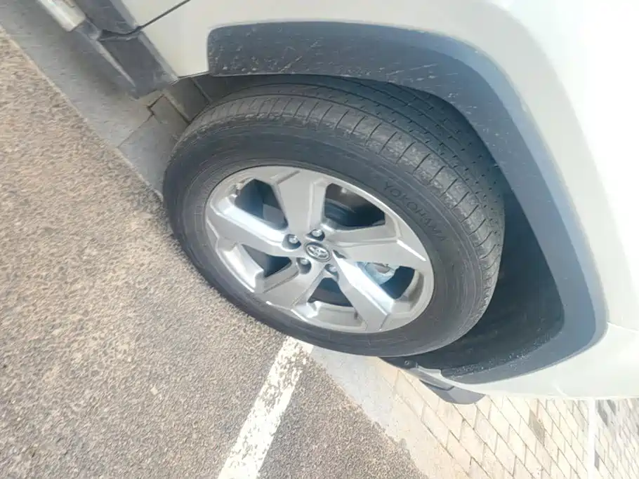 Toyota RAV4 — миниатюра 6