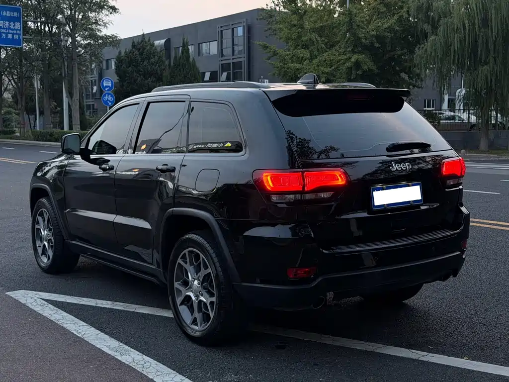 Jeep Grand Cherokee (Import) — миниатюра 22