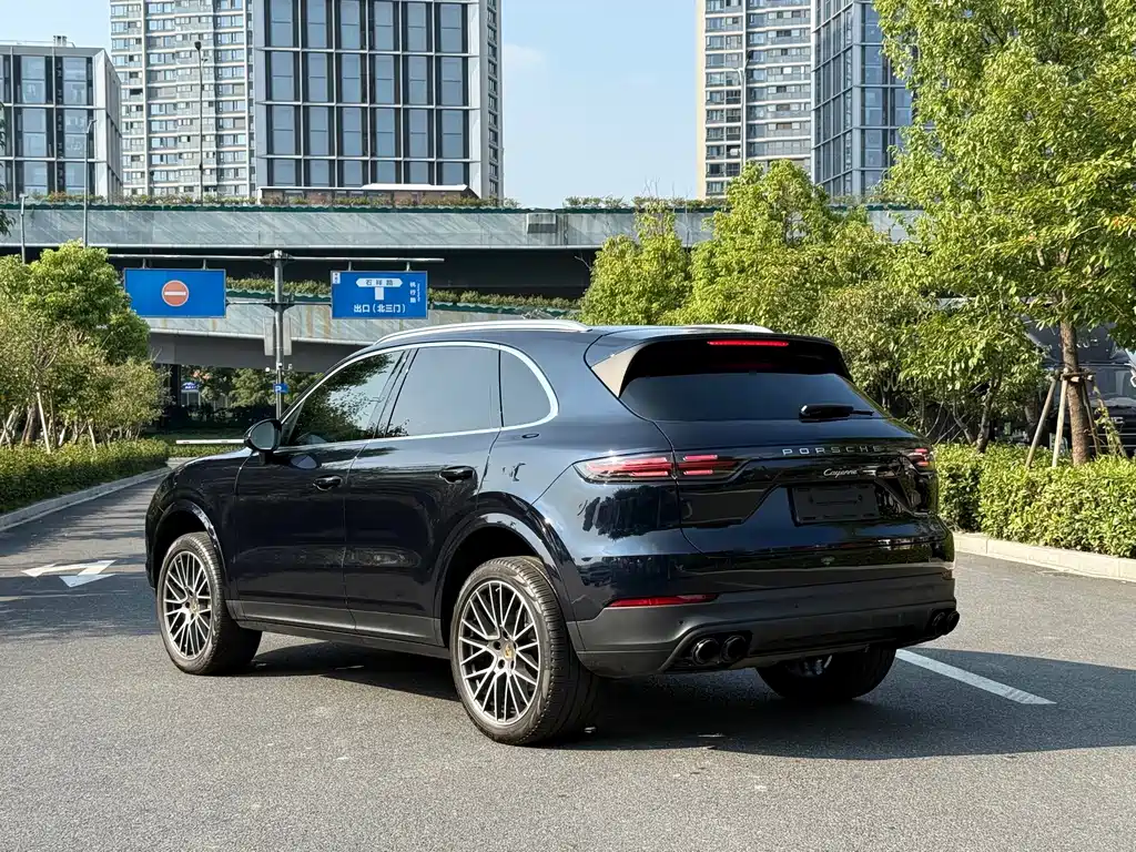 Porsche Cayenne — миниатюра 7