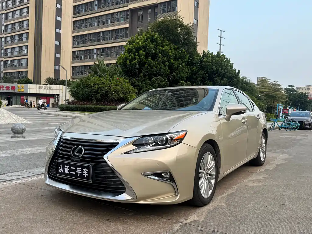Lexus ES