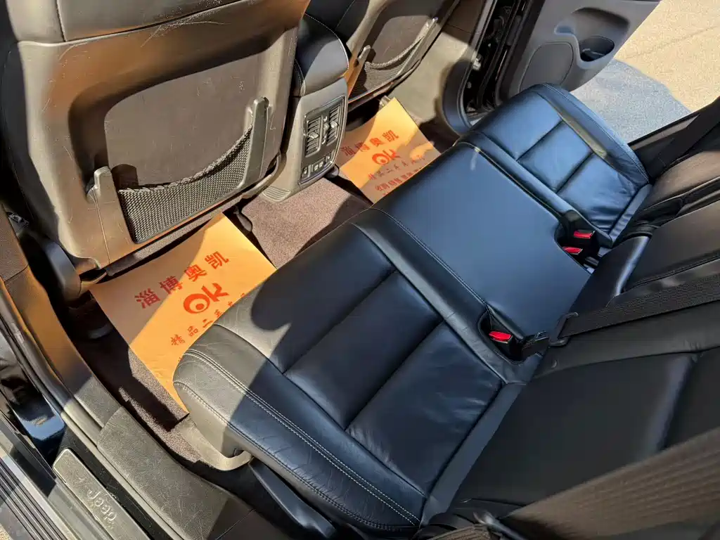 Jeep Grand Cherokee (Import) — миниатюра 4