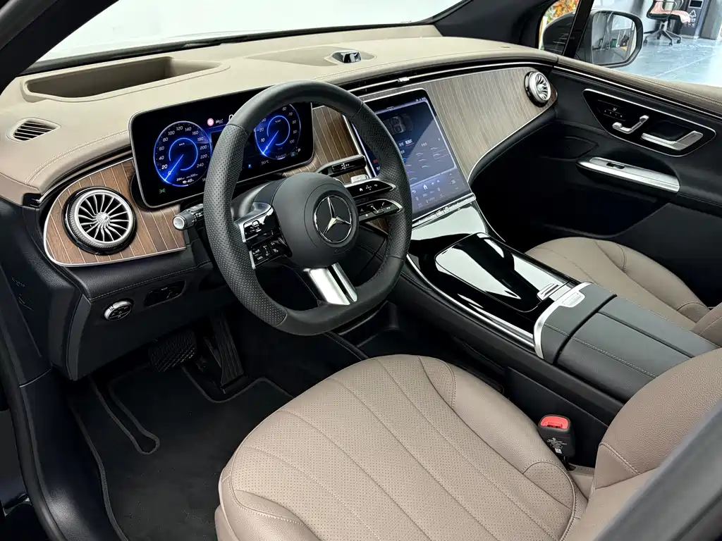 Mercedes-Benz EQE SUV — миниатюра 10