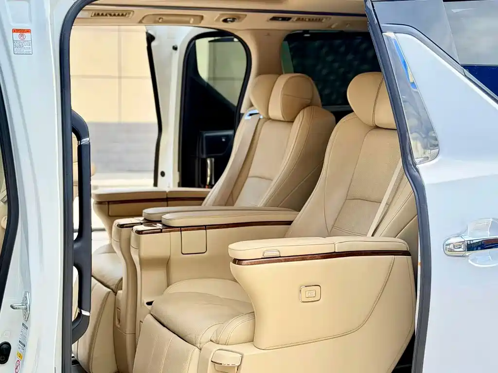 Toyota Alphard — миниатюра 6