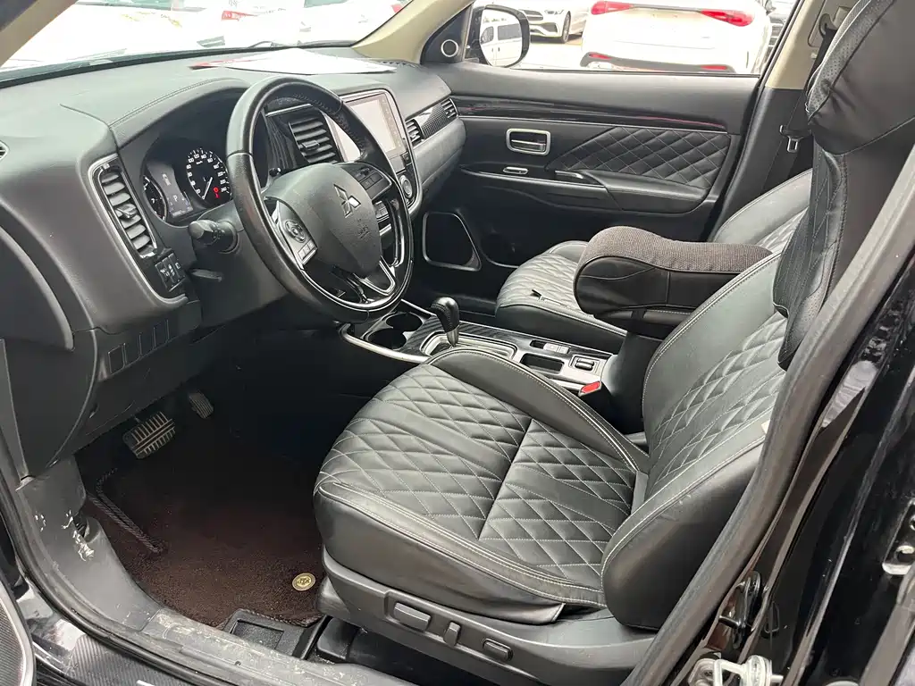Mitsubishi Outlander — миниатюра 9