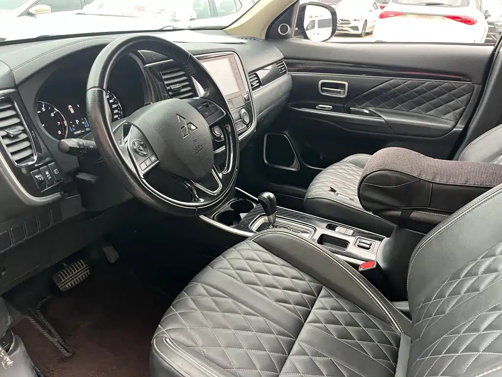 Mitsubishi Outlander — миниатюра 16
