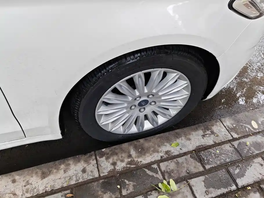 Ford Mondeo — миниатюра 6