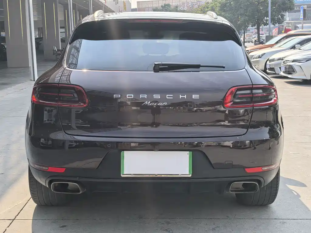 PORSCHE MACAN