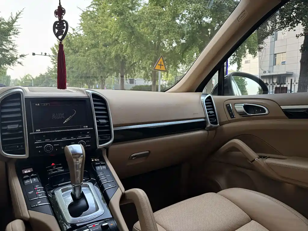 Porsche Cayenne — миниатюра 28