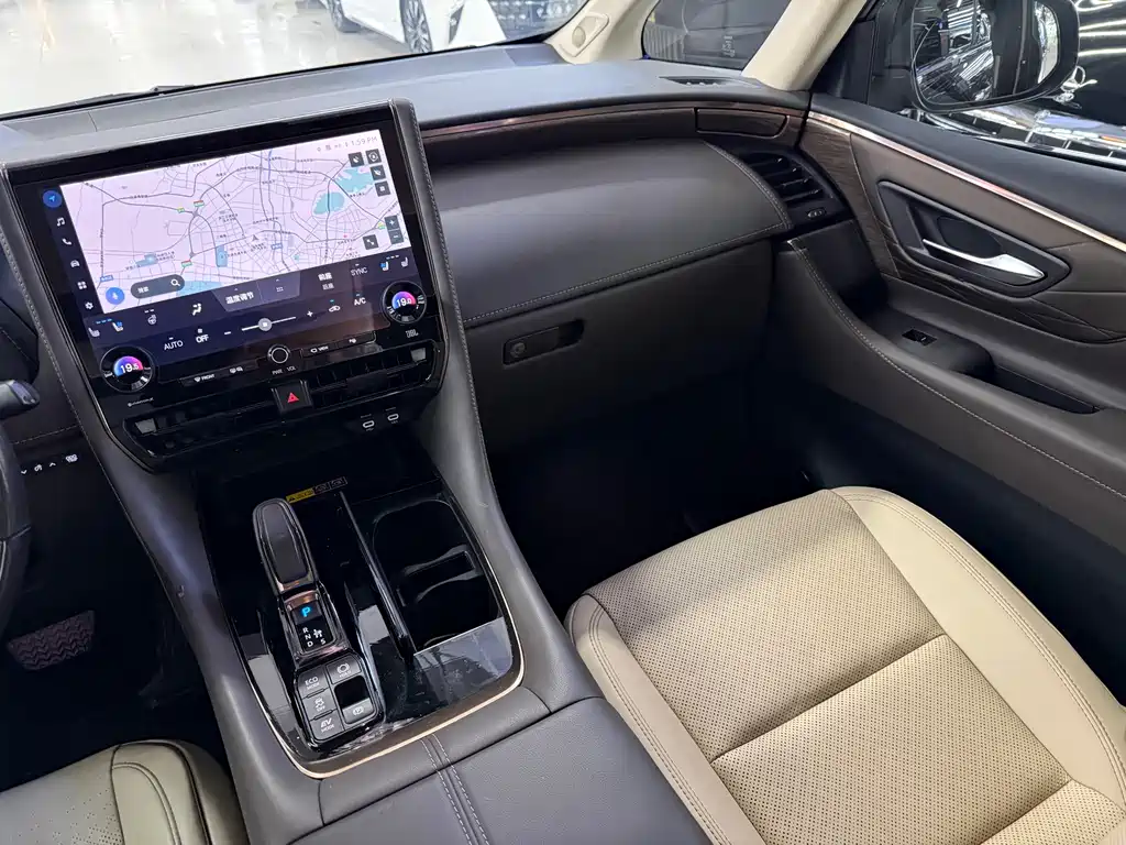 Toyota Alphard — миниатюра 14