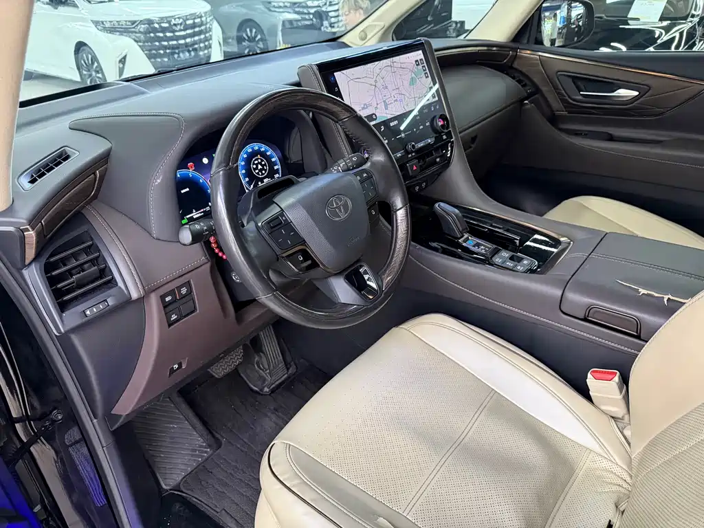 Toyota Alphard — миниатюра 10