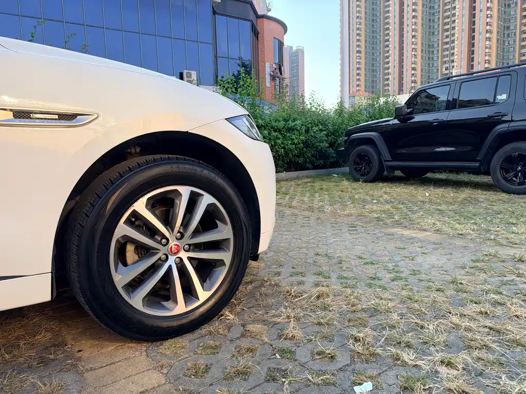 Jaguar F-PACE — миниатюра 8