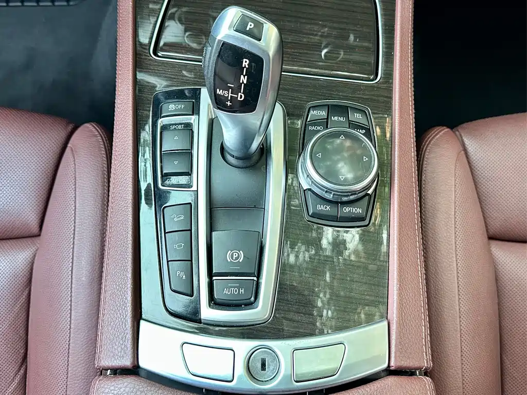 BMW 7 Series — миниатюра 9