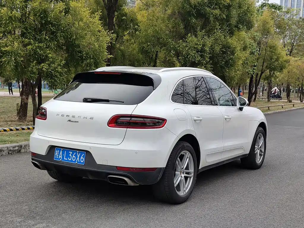 PORSCHE MACAN