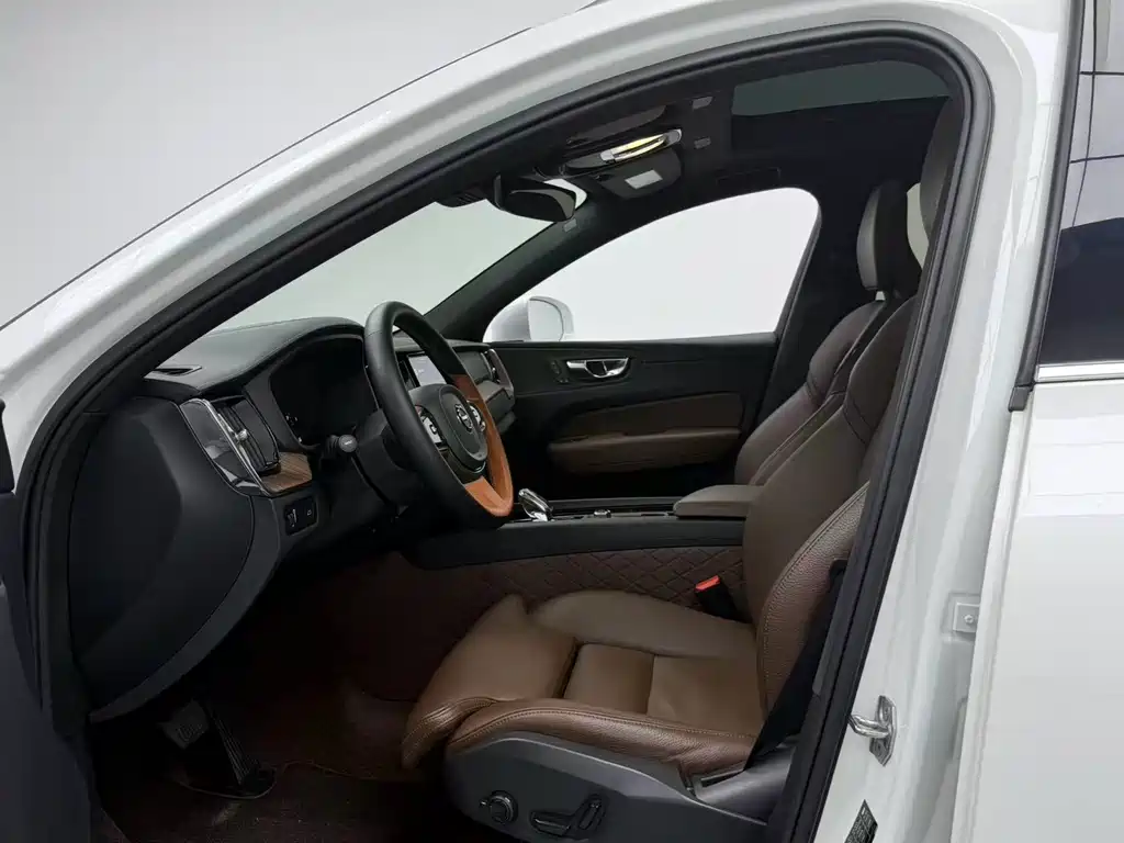 Volvo XC60 2022 B5 Luxury