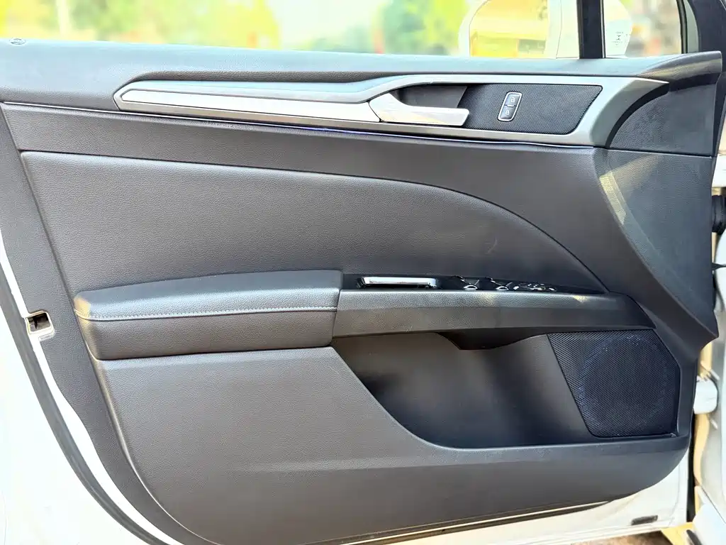 Ford Mondeo — миниатюра 9