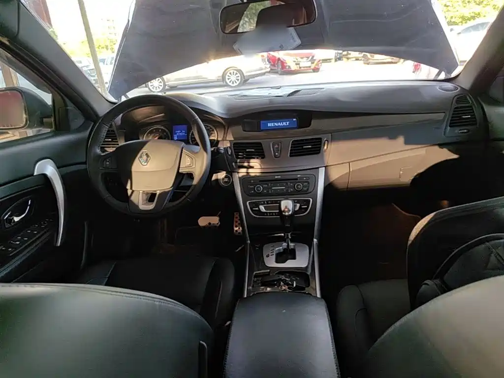 Renault Latitude — миниатюра 10
