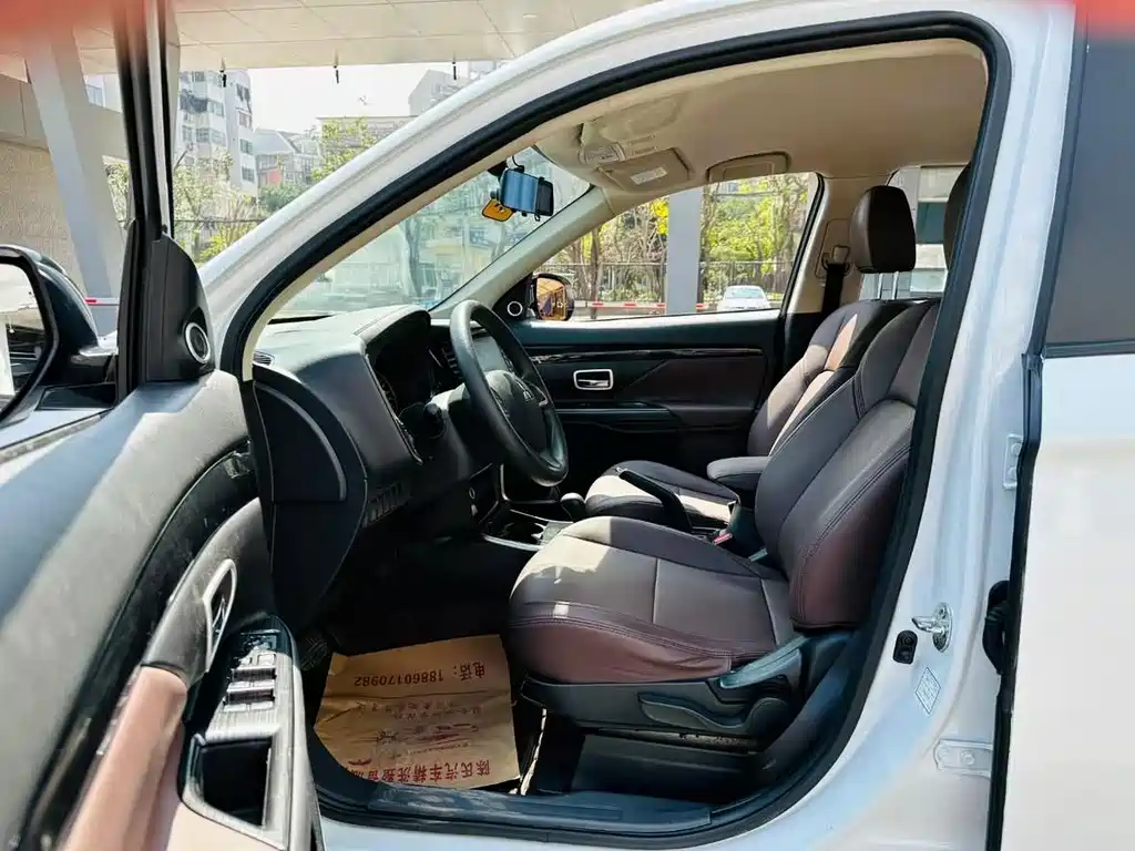 MITSUBISHI OUTLANDER