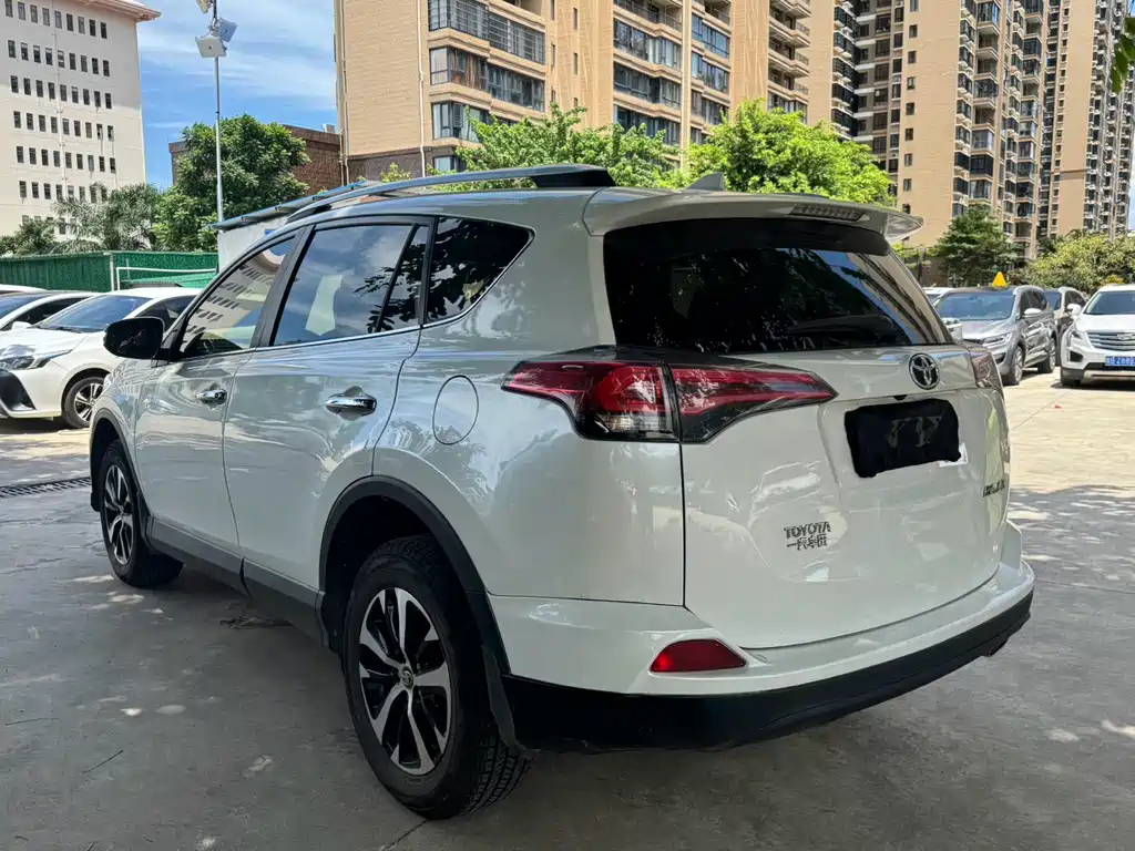 Toyota RAV4 — миниатюра 18