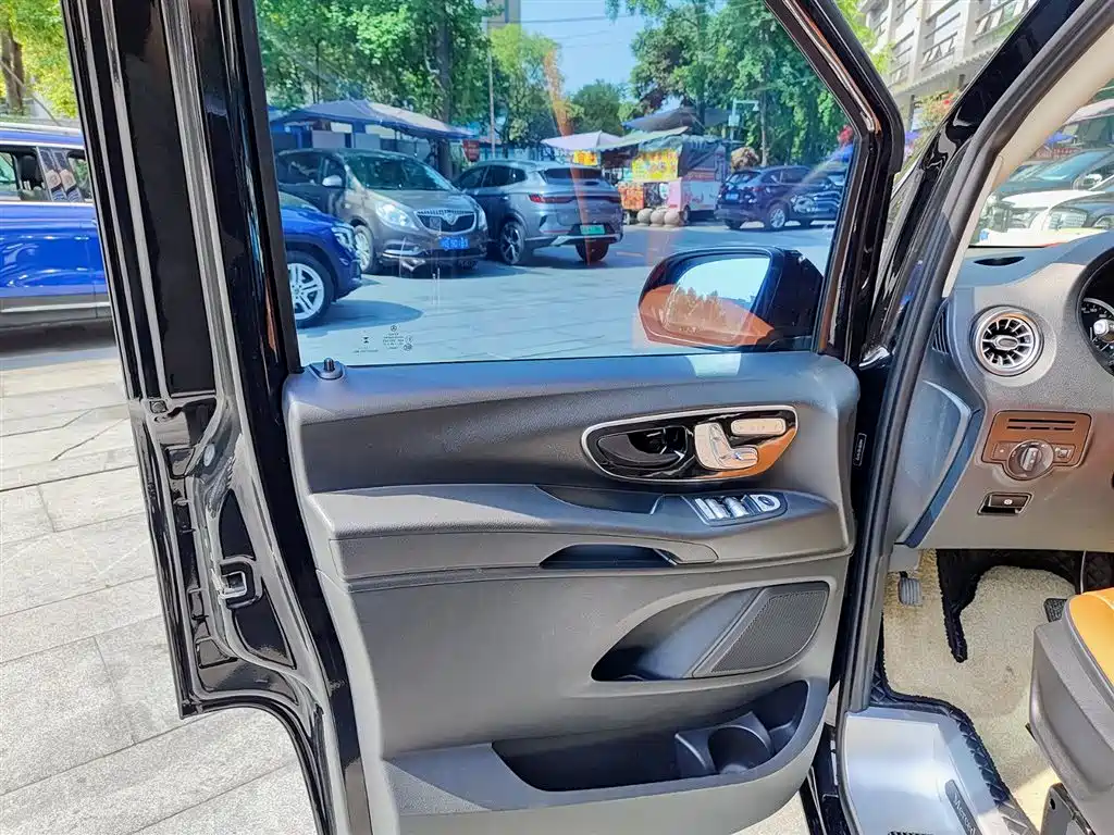 Mercedes-Benz Vito 2023 2.0T Elite 7 мест