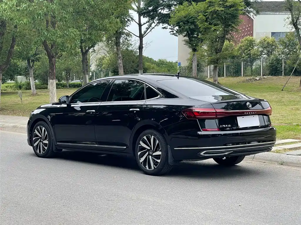 Volkswagen Passat 2023 380TSI Luxury